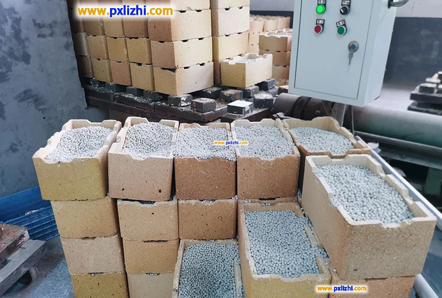 Alumina packing ball